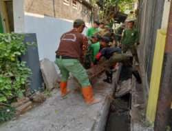 Babinsa Danukusuman Semangat Bahu Membahu Kerja Bakti Bangun Saluran Air