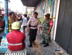 Babinsa Kemlayan Amankan Lokasi Paska Kebakaran