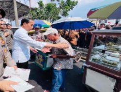 Harga Komoditas Pangan di Pasar Johar Karawang di Tinjau Presiden Jokowi
