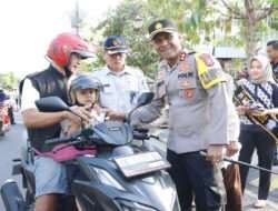 Edukasi di Operasi Zebra Semeru 2023, Polres Madiun Kota Berbagi Helm Gratis