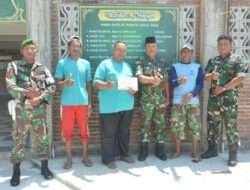 Terima Bantuan Jumat Berkah dari Kodim 0802/Ponorogo. Takmir Mushala : Semoga Masyarakat Lebih Istiqomah Beribadah