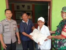 Demi Jaga Ketertiban, Babinsa Dampingi Penyaluran Beras