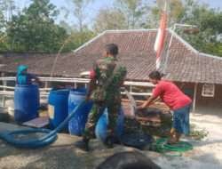 Atasi Kekeringan, Babinsa Bersama BPBD Salurkan Air Bersih di Desa Gilirejo