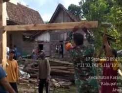 Tumbuhkan Kebersamaan ,Babinsa Koramil Karanganyar Gotong Royong Bantu Warga Bangun Rumah