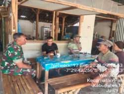 Babinsa Koramil 0805/16 Pangkur Komsos dengan Tokoh Masyarakat Desa Binaanya