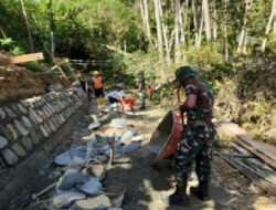 Cegah Longsor, Babinsa Koramil 0801/04 Bantu Warga Bangun Talud
