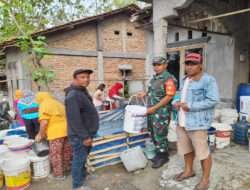 Babinsa Wonosegoro Bantu Salurkan Air Bersih di Desa Jatilawang
