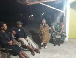 Sambangi Pos Kamling, Babinsa Koramil 02 Nguter Motivasi warga Pentingnya Pengamanan Lingkungan