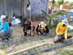 Tanamkan Jiwa Gotong Royong Babinsa Luangkan Waktu Bantu Warga Bangun Rumah