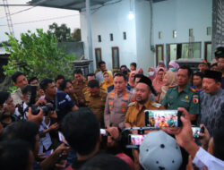 Kapolres Gresik Bersama Bupati Gresik Jenguk Siswi SD yang Dicolok Tusuk Pentol