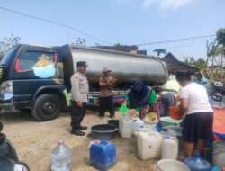Polisi Kembali Salurkan Bantuan Air Bersih Untuk 400 KK di Ngawi