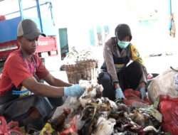 Anggota Polwan Polres Ponorogo Bersama Warga Ubah Sampah Jadi Produk Ekonomis