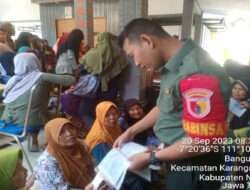 Babinsa Koramil Karanganyar Laksanakan Pengamanan Penyaluran Bantuan Beras