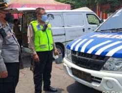 Menjaga Keamanan dan Ketertiban Polsek Tambaksari Patroli di Taman Mundu