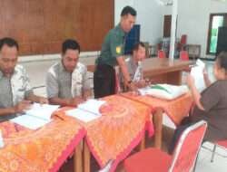 Babinsa Serengan Bantu Pendistribusian Bantuan Beras Kepada Warga Kurang Mampu