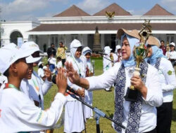 Anggota OASE KIM dan Ibu Iriana, Ajak Para Pelajar Bermain Permainan Tradisional Hingga Cerdas Cermat