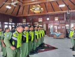 Kompak..!! Babinsa Bersama Bhabinkamtibmas Latihkan Materi PBB Kepada Satlinmas