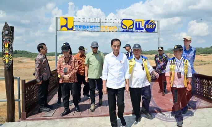 Presiden Jokowi Lakukan Pengisian Awal Bendungan Sepaku Semoi