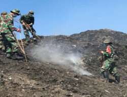 Sigap Dan Semangat..!! Koramil 04/Jebres Bantu Padamkan Titik Api Kebakaran di TPA Putri Cempo