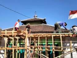 Kompak, Satgas TMMD Reguler 118 Kodim 0728/Wonogiri Bersama Warga Merehab Teras Mushola