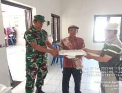 Babinsa Koramil Kwadungan Dampingi Penyaluran Bantuan Pangan Tahap 2 Kepada Warga