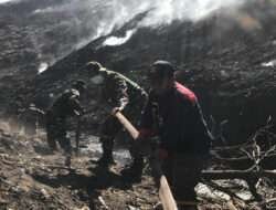 Terik Panas Tidak Mengendorkan Semangat Koramil 04/Jebres Bantu Pemadaman Titik Api Kebakaran TPA Sampah Putri Cempo