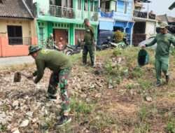 Babinsa Ketelan Pelopori Semangat Kerja Pada Warga Dalam Pelaksanaan Gotong Royong Pembersihan Wilayah