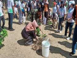 Babinsa Pucangsawit Ikuti Kegiatan Bakti Sosial Gerakan Peduli Sekitar Kita,Tanam Buah Masa Depan Cerah Dari Perkumpulan Umat Budha Indonesia