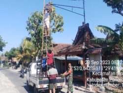 Babinsa Kodim 0802/Ponorogo Bantu Warga Perbaiki Lampu Penerangan Jalan