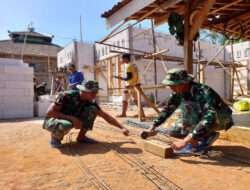 Tak Hanya Pandai Bongkar Pasang Senjata, Satgas TMMD Juga Trampil Merakit Besi