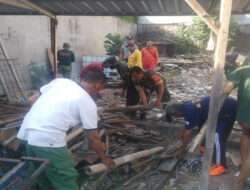 Jaga Kebersihan dan Kekompakan Babinsa Purwosari Laksanakan Kerja Bakti Bersama Warga