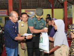 Bersatu untuk Penguatan Cadangan Pangan Nasional: Dandim 0806/Trenggalek dan Wakil Bupati Salurkan Bantuan Beras