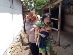 Salut Polisi di Blitar Ini Setia Antar dan Dampingi Pengobatan Warga Disabilitas