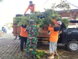 Babinsa Keprabon Pelopori Kerja Bakti Pembersihan  lingkungan di Taman Keprabon