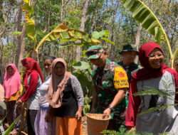 Ketua Tim Wasev PJO TMMD Reguler Ke-118 Tak Segan Bantu Angkat Adonan Semen di Lokasi Sasaran Fisik