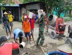 Cegah Kecelakaan, Babinsa dan Warga Tambal Jalan Berlubang