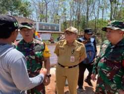 Kolonel Inf Tri Haksoro Luangkan Waktu Berbincang Dengan Satgas dan Warga Saat Berkunjung Ke Desa Rejosari