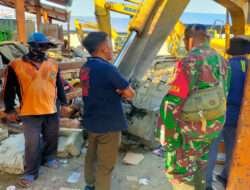 Babinsa Mojosongo Pantau Pelaksanaan Pemusnahan Makanan Ringan Dari Gudang Grosir Supralita