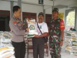 Tingkatkan Kesejahteraan, Babinsa Koramil 0801/04 Tegalombo Dampingi Pendistribusian Bantuan Pangan