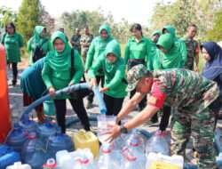 Peduli Masyarakat, Persit KCK Cabang XIX Dim Ngawi Bersama BPBD Salurkan Air Bersih