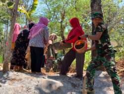 Tak Mau Kalah, Kaum Hawa Tiap Hari Tampil Sukseskan TMMD di Desanya