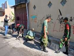 Cegah Banjir Saat Musim Hujan Tiba, Babinsa Gilingan Bersama Linmas Gotong Royong Bersihkan Saluran Air