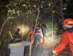 Gercep, Polisi Bersama TNI dan Relawan Padamkan Kebakaran Lahan di Karangsuko Trenggalek