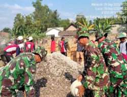 Gotong Royong, Anggota Kodim 0802/Ponorogo Bangun Masjid Bersama Masyarakat