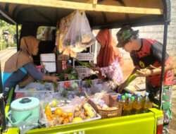 Siapkan Menu Makanan, Bersama Ibu Asuh Satgas TMMD Belanja Sayur