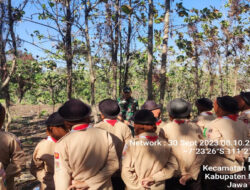 Babinsa Koramil 0805/01 Ngawi Berikan Wasbang dan Latihan Kepramukaan Kepada Siswa-Siswi SMKN1