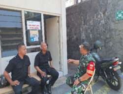 Serda Catur Komsos dengan Security Selipkan Pesan Jaga Kamtibmas