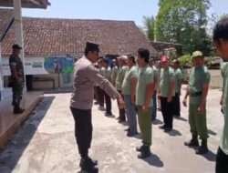 Tingkatkan Kedisplinan, Babinsa dan Babinkamtibmas Latih PBB Linmas