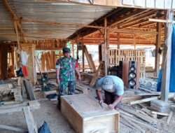 Pererat Tali Silaturahmi, Sertu Malik Gelar Komsos Bersama Pengrajin Kayu di Wilayah