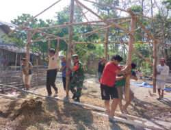 Babinsa Koramil 0805/13 Kedunggalar Bersama Masyarakat Kerja Bakti Bedah Rumah Warga